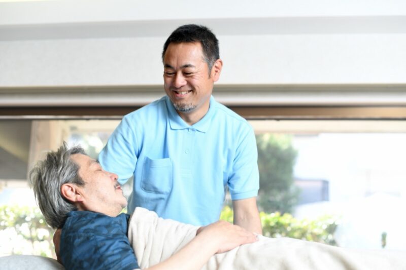 資格取得後のキャリアパスと介護業界の将来性