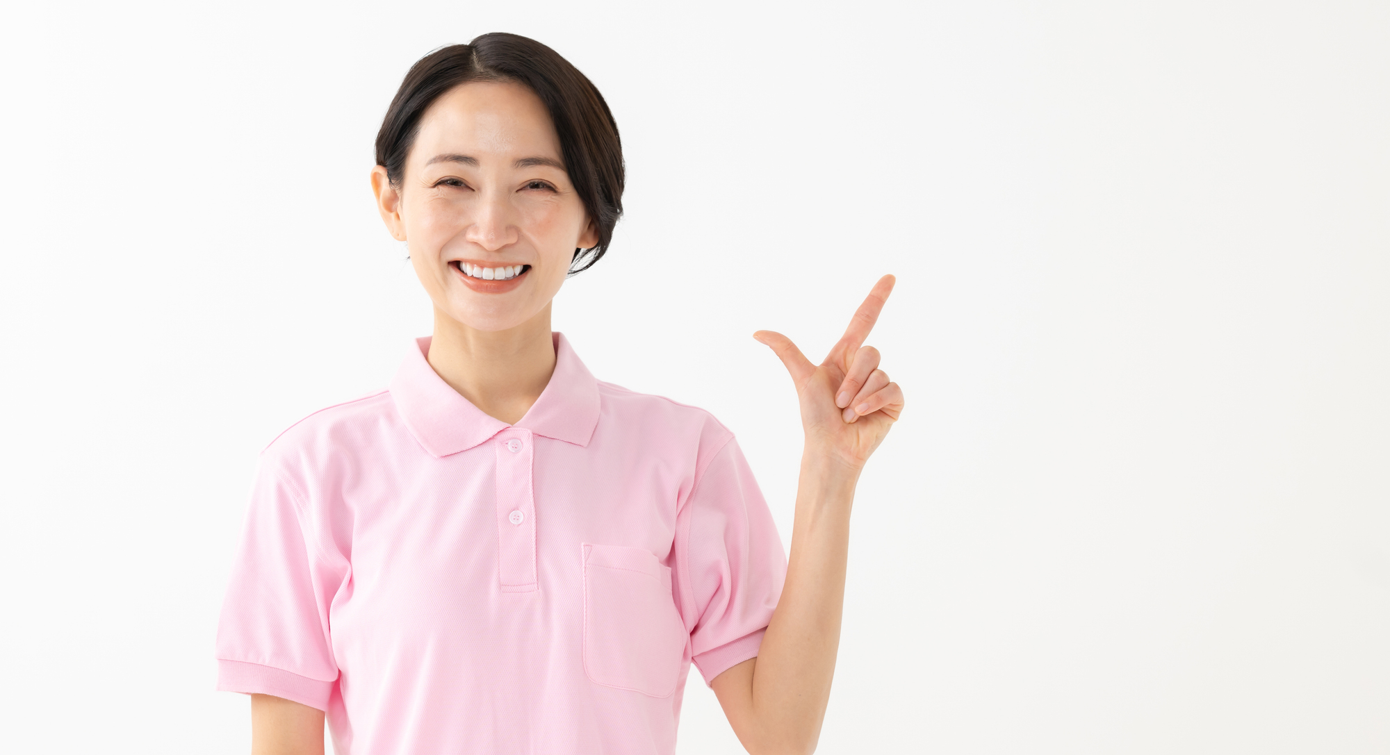人差し指を立ててポイントを示す介護職員
